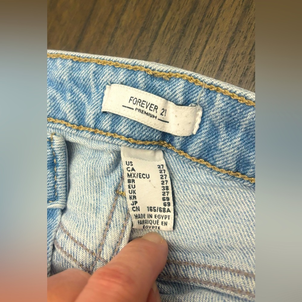 Forever 21 Mid Rise Flared Jeans. Size 27 - Picture 3 of 4